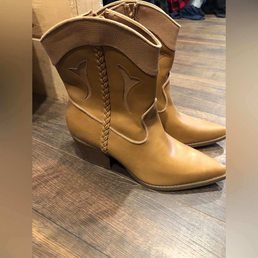 NWT cowgirl booties